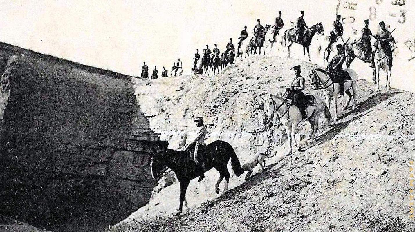 2506- Algerie - Chasseurs d'Afrique - Descente d'une Crete2 - 1917.jpg